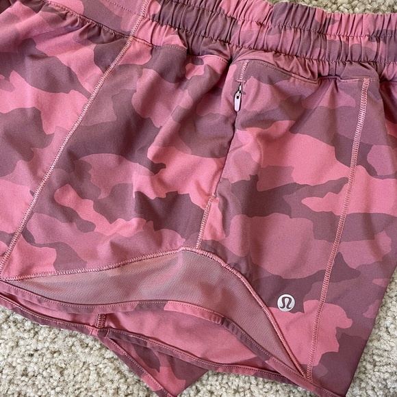 Lululemon Hotty Hot Short 2.5” Size 12 - Picture 4 of 8